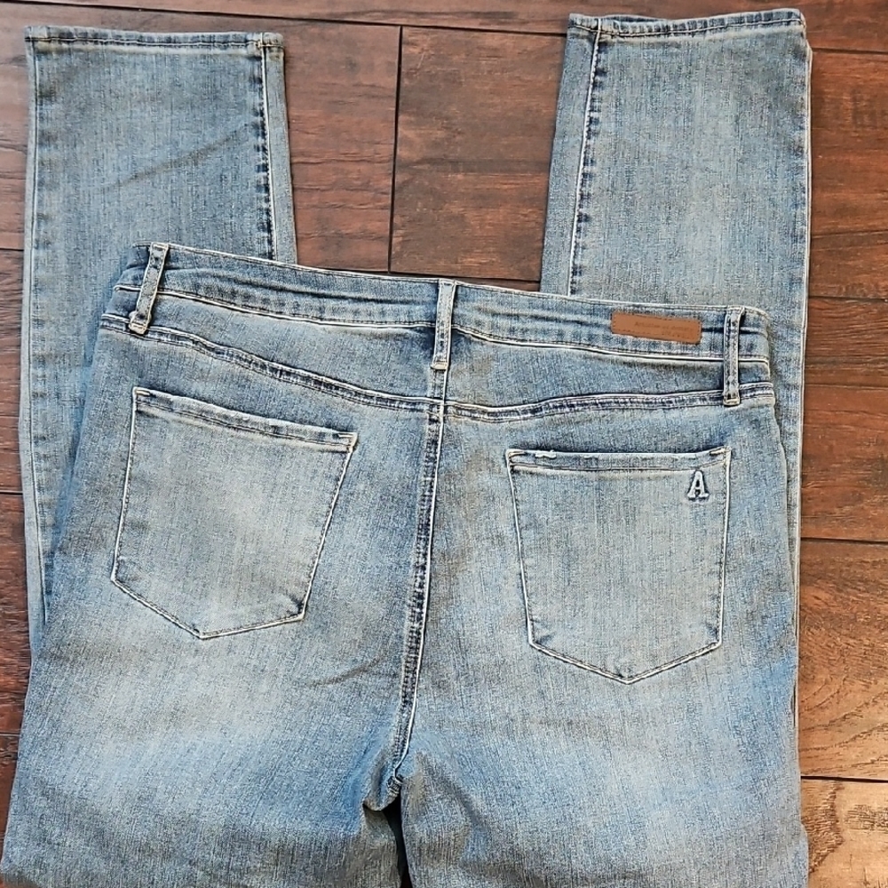 Articles Of Society Light Washed Blue Distressed Straight Leg Jeans Size 32